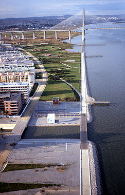 Blick auf die Vasco da Gama-Brücke mit Sport- und Wohnanlagen