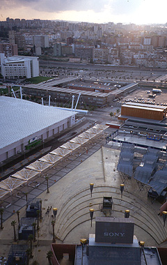 Sony-Plaza und Teil des North International Area, das heute als Messegelände genutzt wird, im Mai 2000