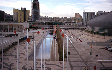 Porta do Sol-Eingang und Utopie=Pavillon im Mai 2000.